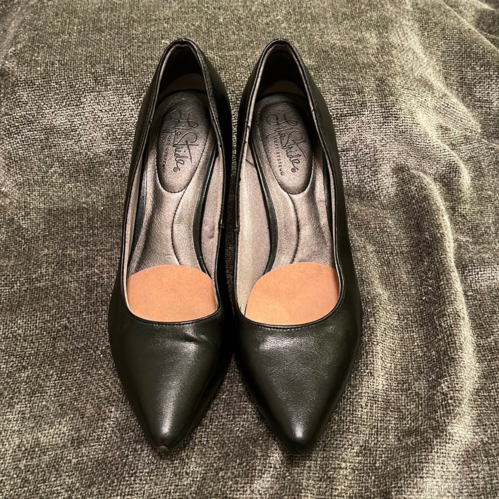 Virtually new Life Stride leather pumps
